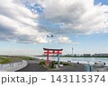 羽田平和の大鳥居と空を飛ぶ飛行機 羽田平和の大鳥居と空を飛ぶ飛行機 143115374