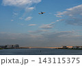 羽田の水辺と空港を飛ぶ飛行機 羽田の水辺と空港を飛ぶ飛行機 143115375
