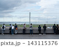 羽田空港で飛行機を見る人々 羽田空港で飛行機を見る人々 143115376