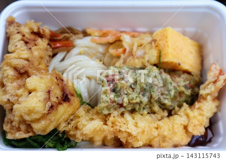天ぷらうどんのクローズアップ 天ぷらうどんのクローズアップ 143115743