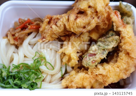 天ぷらうどんのクローズアップ 143115745
