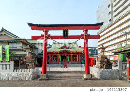 朱色の大鳥居と穴守稲荷神社の社殿（東京都大田区） 143115807