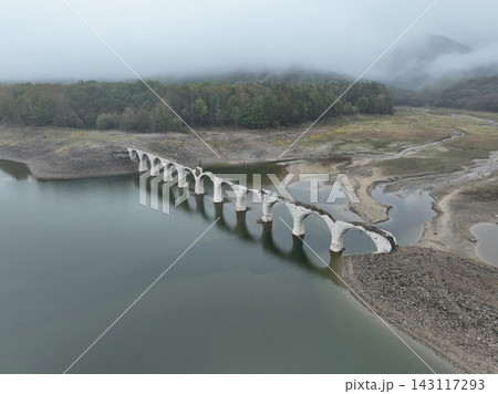 北海道 タウシュベツ川橋梁から見る景色 ドローン空撮 北海道 タウシュベツ川橋梁から見る景色 ドローン空撮 143117293