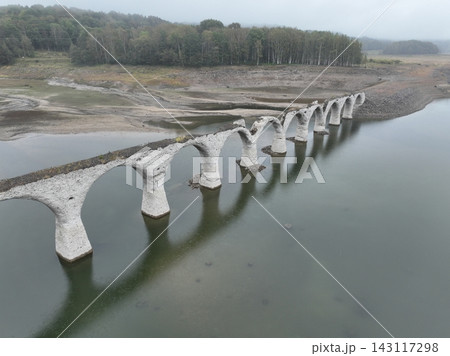 北海道 タウシュベツ川橋梁から見る景色 ドローン空撮 143117298