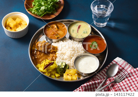 ミールス プレートに盛り付けたインド料理 ミールス プレートに盛り付けたインド料理 143117422
