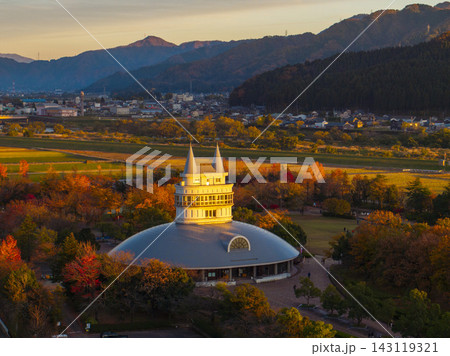 紅葉に彩られた福井県総合グリーンセンターの美しい夕景 143119321