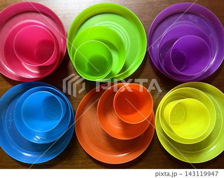 カラフルなプラスチックの食器 カラフルなプラスチックの食器 143119947