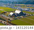 紅葉に彩られたハーモニーホールふくいと福井の秋景色をドローン空撮 143120144