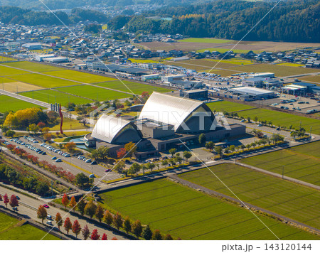 紅葉に彩られたハーモニーホールふくいと福井の秋景色をドローン空撮 紅葉に彩られたハーモニーホールふくいと福井の秋景色をドローン空撮 143120144