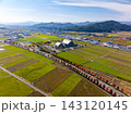 紅葉に彩られたハーモニーホールふくいと福井の秋景色をドローン空撮 143120145