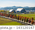 紅葉に彩られたハーモニーホールふくいと福井の秋景色をドローン空撮 143120147