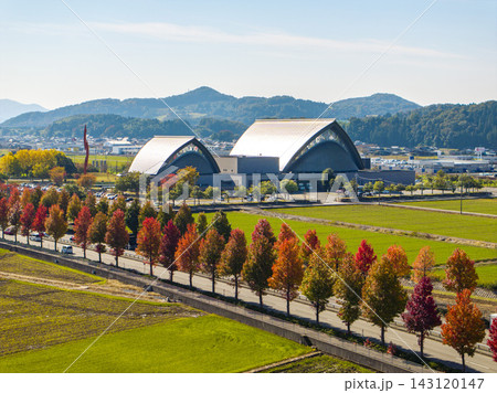 紅葉に彩られたハーモニーホールふくいと福井の秋景色をドローン空撮 紅葉に彩られたハーモニーホールふくいと福井の秋景色をドローン空撮 143120147