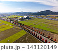 紅葉に彩られたハーモニーホールふくいと福井の秋景色をドローン空撮 143120149