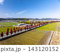 紅葉に彩られたハーモニーホールふくいと福井の秋景色をドローン空撮 143120152