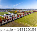 紅葉に彩られたハーモニーホールふくいと福井の秋景色をドローン空撮 143120154