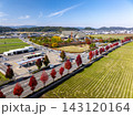 紅葉に彩られたハーモニーホールふくいと福井の秋景色をドローン空撮 143120164