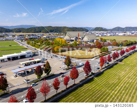 紅葉に彩られたハーモニーホールふくいと福井の秋景色をドローン空撮 紅葉に彩られたハーモニーホールふくいと福井の秋景色をドローン空撮 143120165