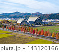 紅葉に彩られたハーモニーホールふくいと福井の秋景色をドローン空撮 143120166