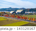 紅葉に彩られたハーモニーホールふくいと福井の秋景色をドローン空撮 143120167
