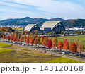 紅葉に彩られたハーモニーホールふくいと福井の秋景色をドローン空撮 143120168