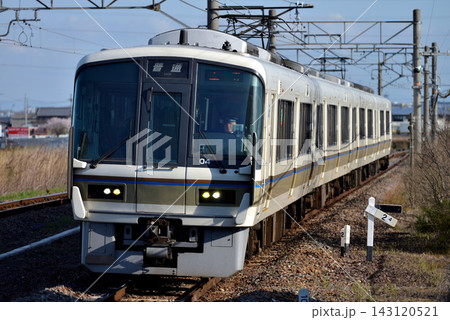 万葉まほろば線を走る221系普通電車4両 万葉まほろば線を走る221系普通電車4両 143120521