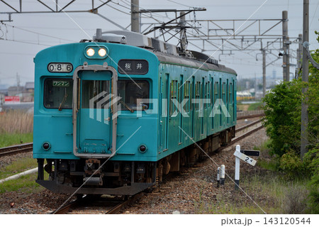 桜井線を走る105系普通電車2両 桜井線を走る105系普通電車2両 143120544