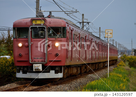 七尾線を走る415系800番台普通電車6両 七尾線を走る415系800番台普通電車6両 143120597