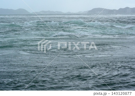 四国徳島県、鳴門海峡での新の大潮での海面の変化 143120877