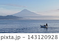 早朝の駿河湾と富士山Mt.Fujiの前を航行する釣り船を捉えたドローン空撮Shizuoka 143120928
