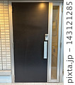 黒い玄関ドアと鍵のある住宅エントランス 143121285