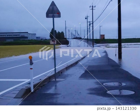 大雨で冠水する道路 大雨で冠水する道路 143121330