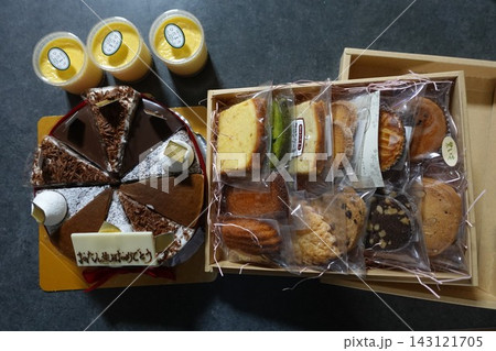 「洋菓子店 ひだまりの応急対応誕生祝ケーキと プリン・焼き菓子 「洋菓子店 ひだまりの応急対応誕生祝ケーキと プリン・焼き菓子 143121705