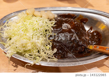 ステンレス皿に濃厚なルーと千切りキャベツが添えられた名物金沢カレー ステンレス皿に濃厚なルーと千切りキャベツが添えられた名物金沢カレー 143122065