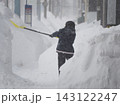 雪かきをする女性 143122247