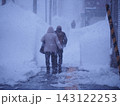 雪道を歩く人々 143122253