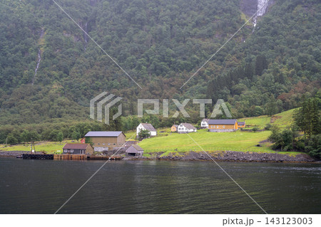 ネーロイフィヨルドの風景、山麓の小さな村, ノルウェー 143123003