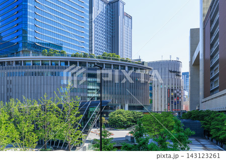 初夏の大阪駅前の梅田のビル群とうめきた広場 初夏の大阪駅前の梅田のビル群とうめきた広場 143123261