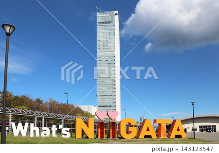 万代島ビル中央を背景にWhat'sNIIGATAモミュメント 万代島ビル中央を背景にWhat'sNIIGATAモミュメント 143123547