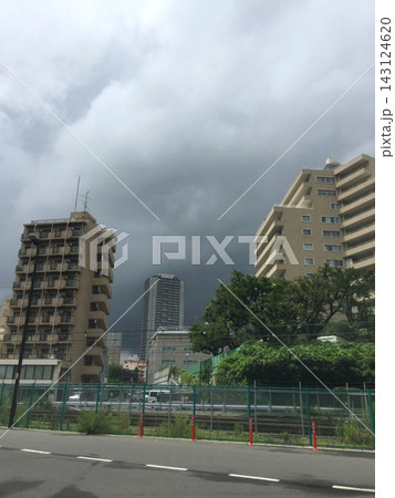 荒天前の都市と高層住宅 荒天前の都市と高層住宅 143124620