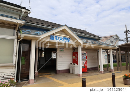 越中大門駅（富山県射水市北野） 143125944