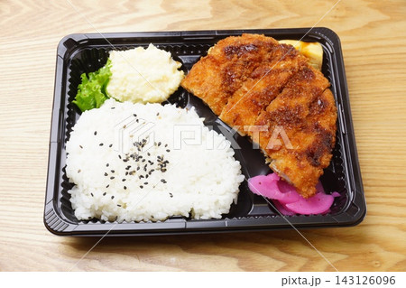 チキンカツ弁当 143126096