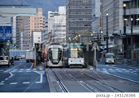 広島電鉄の路面電車が走る風景 143126366