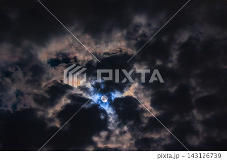 中秋の名月が雲に隠れたて美しく幻想的に輝く 中秋の名月が雲に隠れたて美しく幻想的に輝く 143126739
