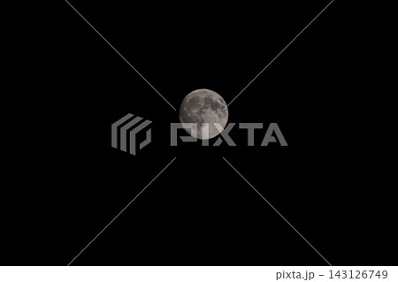中秋の名月が雲に隠れたて美しく幻想的に輝く 143126749
