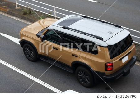 走行中の国産SUV車両 走行中の国産SUV車両 143126790