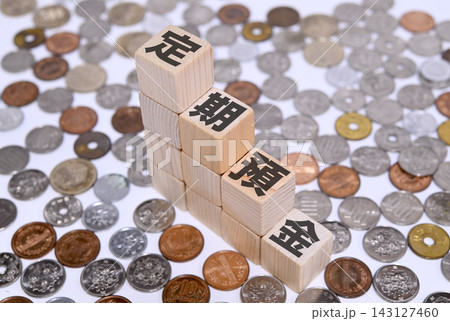定期預金と日本円の硬貨 143127460