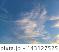 夕焼け空に三日月とひこうき雲 143127525