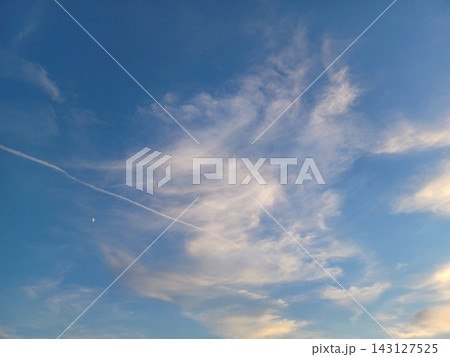 夕焼け空に三日月とひこうき雲 143127525