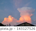 夕焼けに染まる雲 143127526