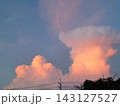 夕焼けに染まる雲 143127527